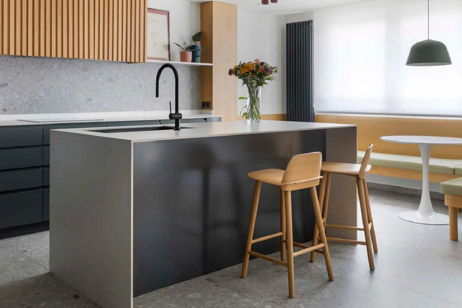 Nowoczesna jadalnia w stylu skandynawskim z nowoczesnymi akcentami od Marazzi